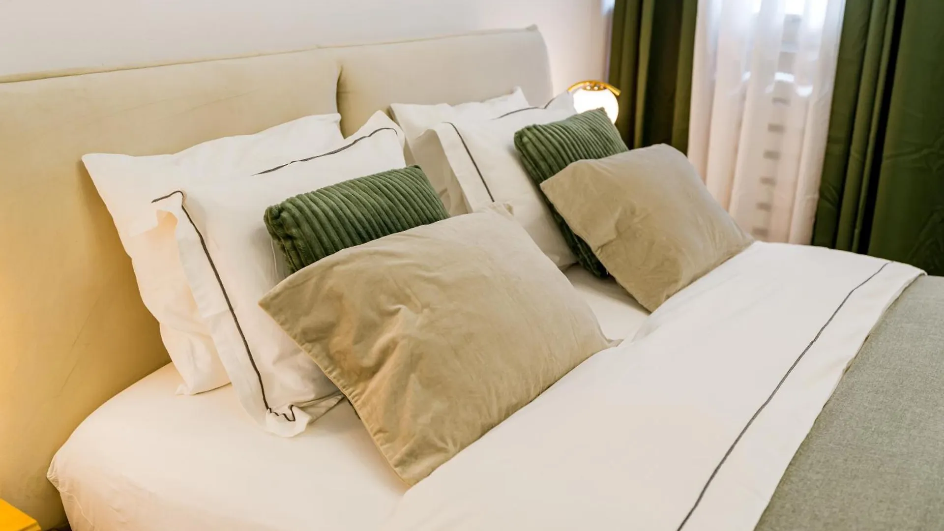 New High Ceilings Apartments - Cozy Studio - Athenee Palace Bucharest