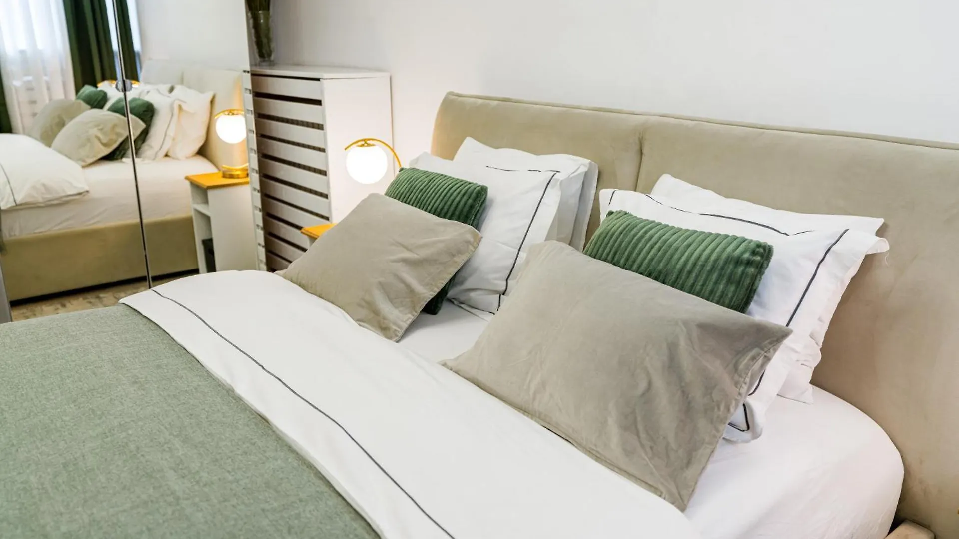 New High Ceilings Apartments - Cozy Studio - Athenee Palace Bucharest