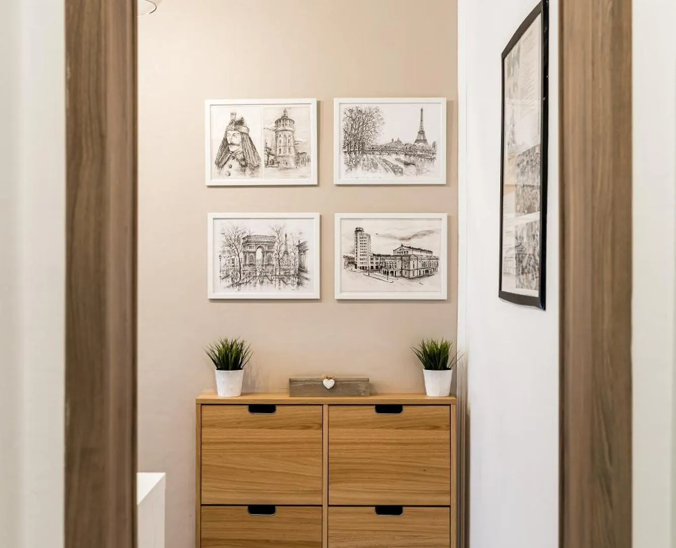 New High Ceilings Apartments - Cozy Studio - Athenee Palace Bucharest Romania